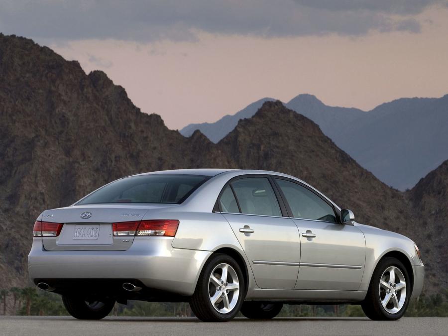  Hyundai Sonata 2005 года  (US) (фото 10 из 14)